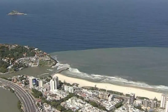 Mancha escura chama atenção em mar da Barra da Tijuca