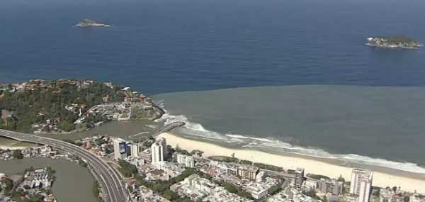 Mancha escura chama atenção em mar da Barra da Tijuca