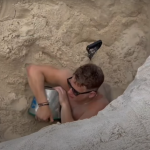 Turista americano fica enterrado em buraco de areia, mas é retirado com ajuda de banhistas; veja o vídeo