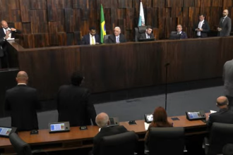 Projetos de lei de Cláudio Castro recebem emendas e voltam para discussão nesta semana