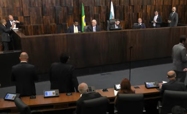 Projetos de lei de Cláudio Castro recebem emendas e voltam para discussão nesta semana