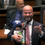 Surfando na onda, Renan Jordy leva filho reborn para a Alerj