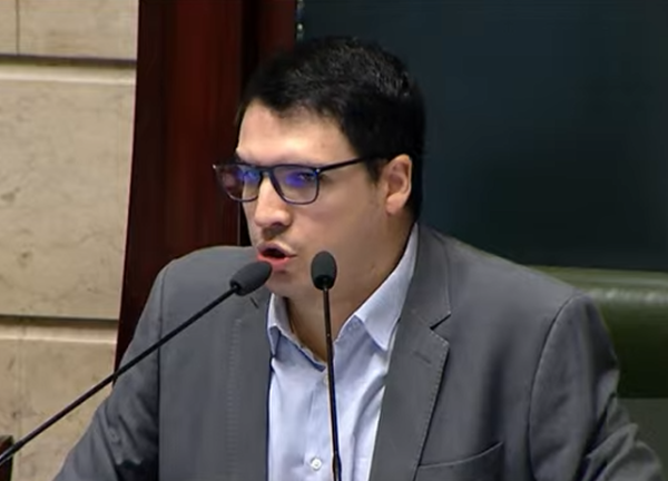 Prefeitura falta à audiência sobre Força de Segurança e leva dura de Rogério Amorim
