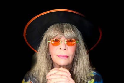 'Padroeira da Liberdade': Rita Lee é anunciada como enredo da Mocidade para 2026