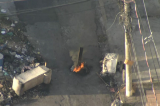 Barricadas incendiadas e tiroteio marcam operação da PM no Complexo do Chapadão