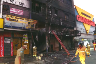 Incêndio destrói prédios comerciais em São João de Meriti
