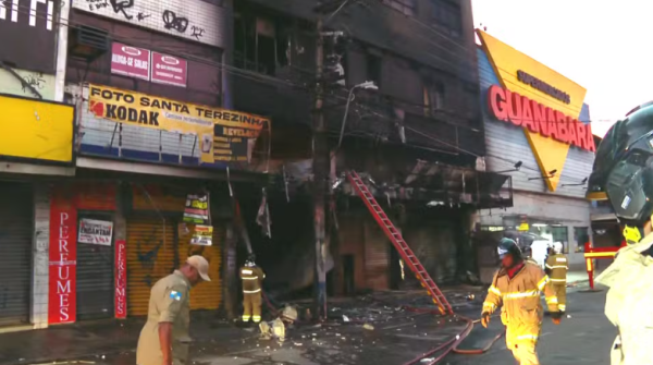 Incêndio destrói prédios comerciais em São João de Meriti