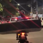 Motociclista é flagrado transportando colchão em Niterói; veja vídeo