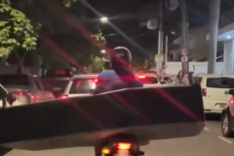 Motociclista é flagrado transportando colchão em Niterói; veja vídeo