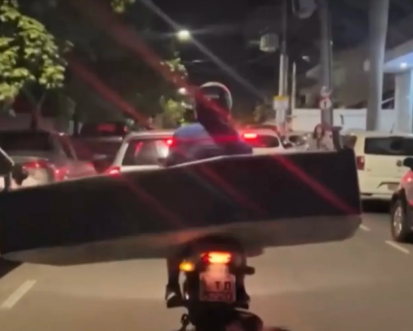 Motociclista é flagrado transportando colchão em Niterói; veja vídeo