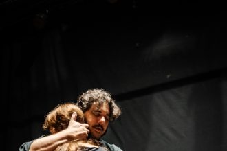 Espetáculo no Teatro Laura Alvim marca estreia da influenciadora Nick Dutra como atriz