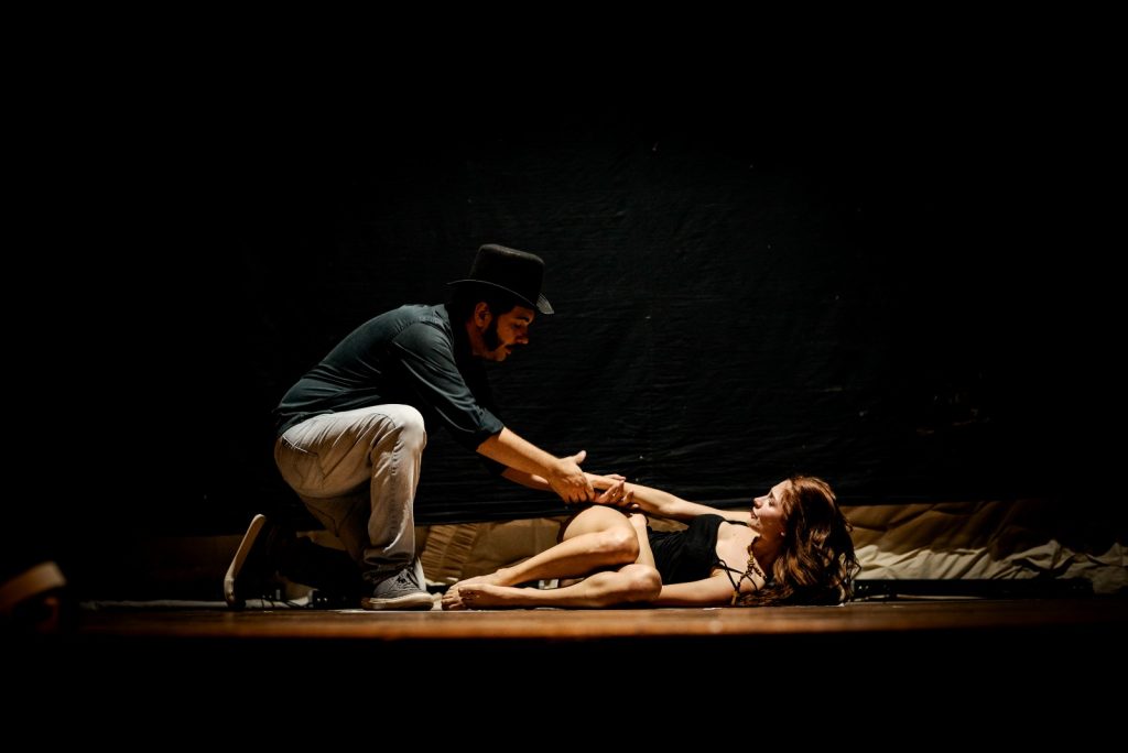 Debate e reflexão sobre a condição humana é tema de peça no Teatro Laura Alvim