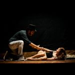 Debate e reflexão sobre a condição humana é tema de peça no Teatro Laura Alvim
