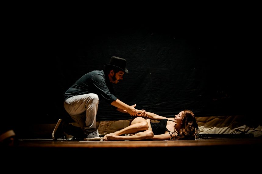 Debate e reflexão sobre a condição humana é tema de peça no Teatro Laura Alvim