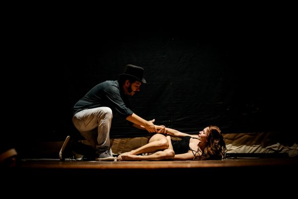 Debate e reflexão sobre a condição humana é tema de peça no Teatro Laura Alvim