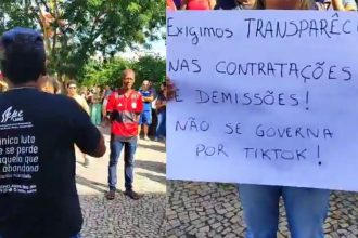 Professores fazem ato em frente à Prefeitura de Cabo Frio
