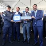 Acompanhado de aliados políticos, Castro entrega 214 novas viaturas da PM