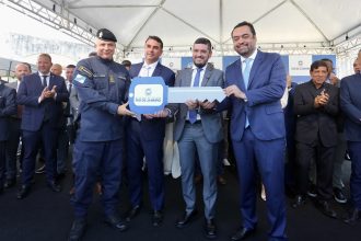 Acompanhado de aliados políticos, Castro entrega 214 novas viaturas da PM