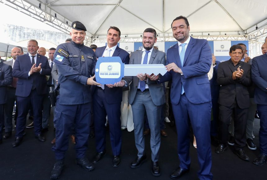 Acompanhado de aliados políticos, Castro entrega 214 novas viaturas da PM