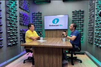 O presidente do Sindicato da Construção Civil (Sinduscon-Rio), Claudio Hermolin, com o CEO da startup Morada.ai, Ramon Azevedo, na gravação do 13º episódio do Sinducast Rio: a IA já é reconhecida como uma ferramenta essencial para otimizar processos e melhorar a eficiência do setor