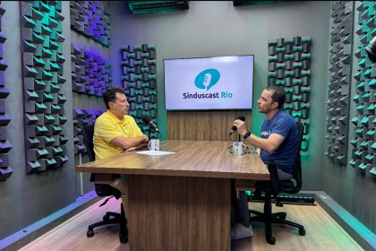 O presidente do Sindicato da Construção Civil (Sinduscon-Rio), Claudio Hermolin, com o CEO da startup Morada.ai, Ramon Azevedo, na gravação do 13º episódio do Sinducast Rio: a IA já é reconhecida como uma ferramenta essencial para otimizar processos e melhorar a eficiência do setor