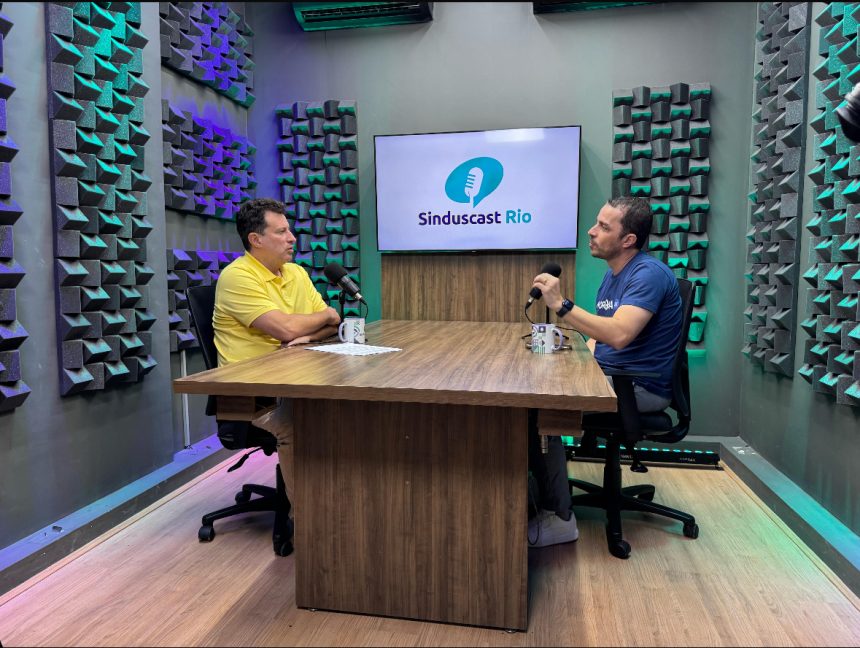 O presidente do Sindicato da Construção Civil (Sinduscon-Rio), Claudio Hermolin, com o CEO da startup Morada.ai, Ramon Azevedo, na gravação do 13º episódio do Sinducast Rio: a IA já é reconhecida como uma ferramenta essencial para otimizar processos e melhorar a eficiência do setor