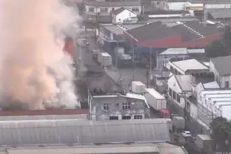 Incêndio atinge galpão em Bonsucesso, na Zona Norte