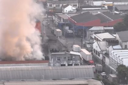 Incêndio atinge galpão em Bonsucesso, na Zona Norte