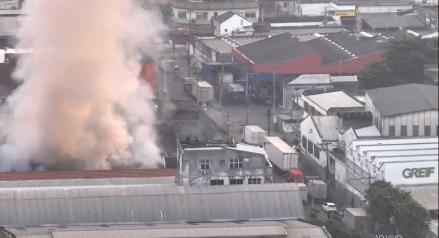 Incêndio atinge galpão em Bonsucesso, na Zona Norte