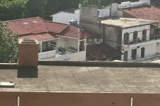 Moradores denunciam desperdício de água em escola da Barra; vídeo