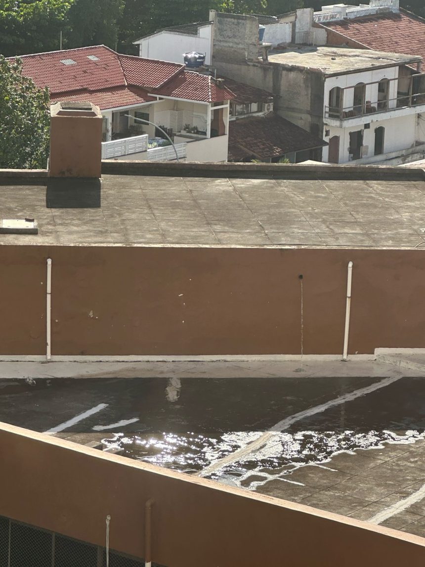 Moradores denunciam desperdício de água em escola da Barra; vídeo