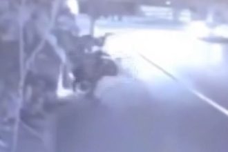 Acidente de moto deixa duas jovens mortas em Duque de Caxias; vídeo