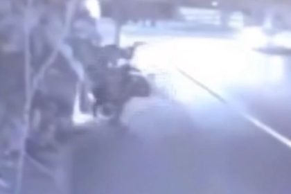 Acidente de moto deixa duas jovens mortas em Duque de Caxias; vídeo