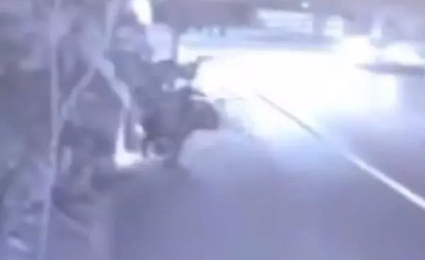 Acidente de moto deixa duas jovens mortas em Duque de Caxias; vídeo
