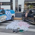 Mulher é presa com pistolas e mais de 75 kg de drogas na Região dos Lagos