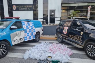 Mulher é presa com pistolas e mais de 75 kg de drogas na Região dos Lagos