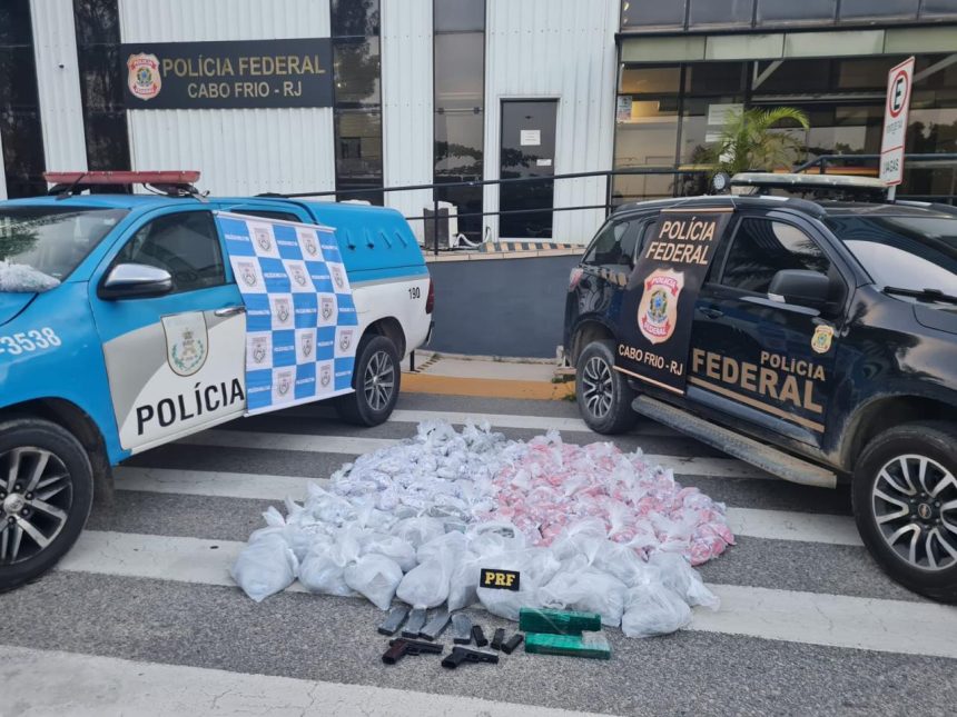 Mulher é presa com pistolas e mais de 75 kg de drogas na Região dos Lagos