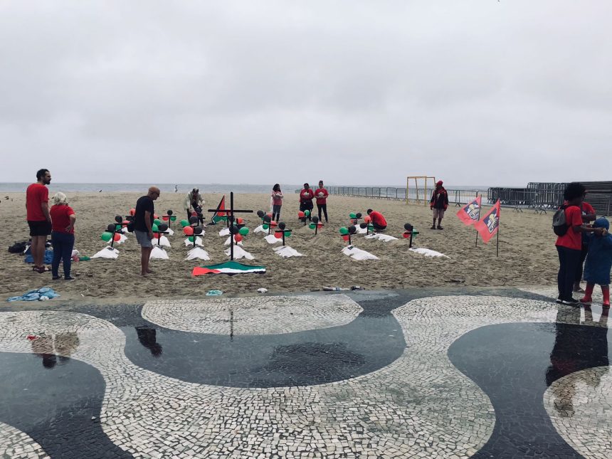 Ato em Copacabana relembra mães e crianças mortas na guerra entre Israel e Hamas
