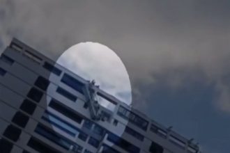 Trabalhadores ficam pendurados em andaime no 20º andar de prédio na Barra; vídeo