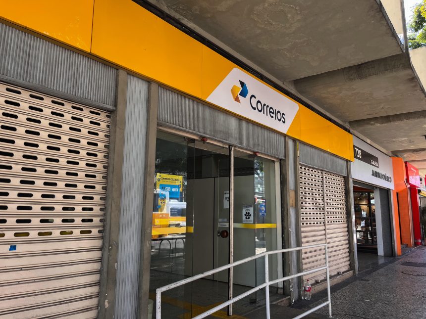 Fechamento de agências dos Correios causa indignação no Rio