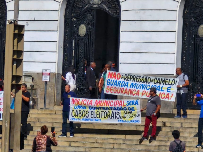 Guardas chegam à Cinelândia para audiência sobre a Força de Segurança Municipal