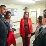 Uma comitiva da OAB-RJ identificou problemas graves na Comarca de São João de Meriti, durante uma visita realizada na última semana. Entre as dificuldades encontradas, estão a extrema morosidade nos trâmites processuais da 1ª, 2ª e 4ª varas cíveis, bem como da 1ª Vara Criminal do município. Além de problemas no deferimento da gratuidade de justiça, a ausência de juízes titulares e um acervo processual acumulado que ultrapassa 35 mil processos.