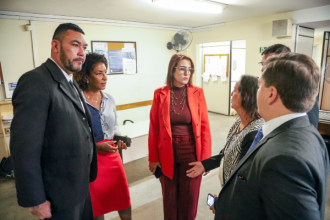 Uma comitiva da OAB-RJ identificou problemas graves na Comarca de São João de Meriti, durante uma visita realizada na última semana. Entre as dificuldades encontradas, estão a extrema morosidade nos trâmites processuais da 1ª, 2ª e 4ª varas cíveis, bem como da 1ª Vara Criminal do município. Além de problemas no deferimento da gratuidade de justiça, a ausência de juízes titulares e um acervo processual acumulado que ultrapassa 35 mil processos.