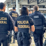 A Polícia Federal iniciou, na manhã desta quarta-feira (07), a Operação Avernus, como o objetivo de combater a prática de evasão de divisas e lavagem de dinheiro. Os investigados movimentaram mais de R$ 50 milhões entre os anos de 2018 e 2023, com tráfico internacional de armas e drogas.