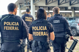 A Polícia Federal iniciou, na manhã desta quarta-feira (07), a Operação Avernus, como o objetivo de combater a prática de evasão de divisas e lavagem de dinheiro. Os investigados movimentaram mais de R$ 50 milhões entre os anos de 2018 e 2023, com tráfico internacional de armas e drogas.