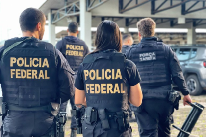 A Polícia Federal iniciou, na manhã desta quarta-feira (07), a Operação Avernus, como o objetivo de combater a prática de evasão de divisas e lavagem de dinheiro. Os investigados movimentaram mais de R$ 50 milhões entre os anos de 2018 e 2023, com tráfico internacional de armas e drogas.