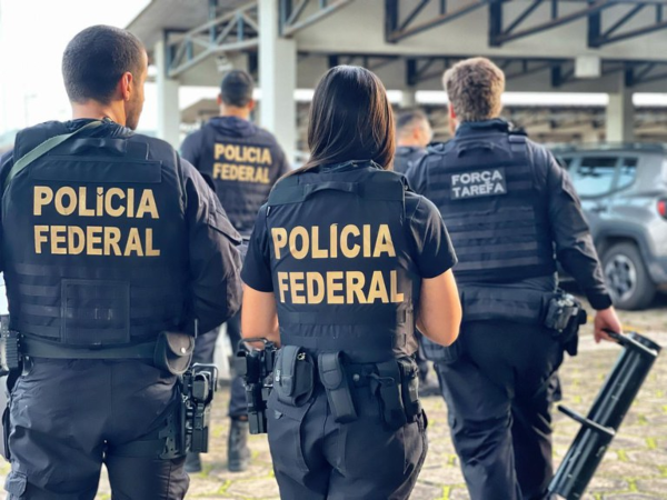A Polícia Federal iniciou, na manhã desta quarta-feira (07), a Operação Avernus, como o objetivo de combater a prática de evasão de divisas e lavagem de dinheiro. Os investigados movimentaram mais de R$ 50 milhões entre os anos de 2018 e 2023, com tráfico internacional de armas e drogas.
