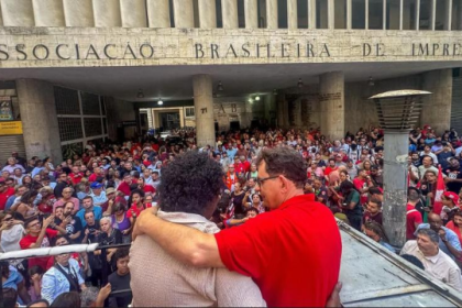 O ato em apoio às candidaturas do deputado Reimont à presidência do PT estadual e do ex-prefeito de Araraquara Edinho Silva a presidente nacional, na última sexta-feira (16), fez o auditório da Associação Brasileira de Imprensa (ABI) "transbordar" de petistas.