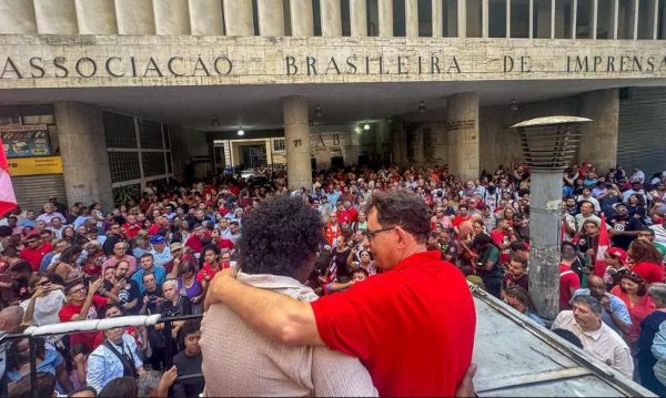 O ato em apoio às candidaturas do deputado Reimont à presidência do PT estadual e do ex-prefeito de Araraquara Edinho Silva a presidente nacional, na última sexta-feira (16), fez o auditório da Associação Brasileira de Imprensa (ABI) "transbordar" de petistas.