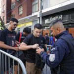 Ponto de revista na orla de Copacabana para o show de Lady Gaga: ninguém chega à praia sem passar pelos PMs ou agentes do Segurança Presente
